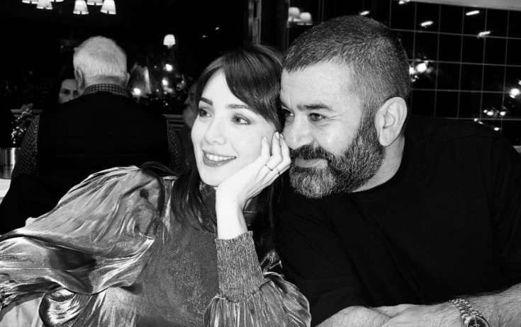 Özündən 22 yaş kiçik sevgilisindən də ayrıldı