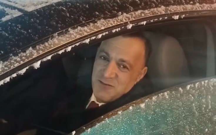Nazim qarlı havada yolda qaldı - Video