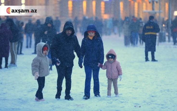 Bakının qarlı küçələri - Fotolar