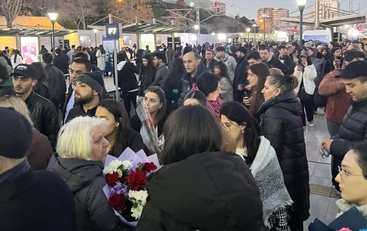 Qatarlar gecikdi, insanlar stansiyada qaldı - Fotolar
