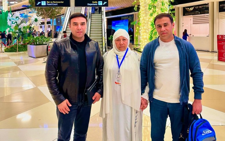 Anasını ziyarətə yola saldı - Foto