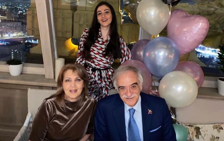 Polad Bülbüloğlu xanımı və qızı ilə - Foto