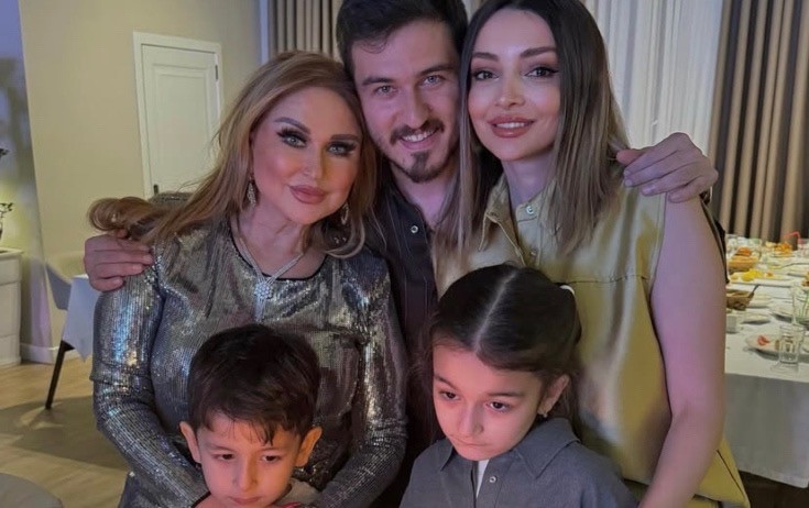 Mələkxanım Eyubova oğlunun ailəsi ilə - Foto