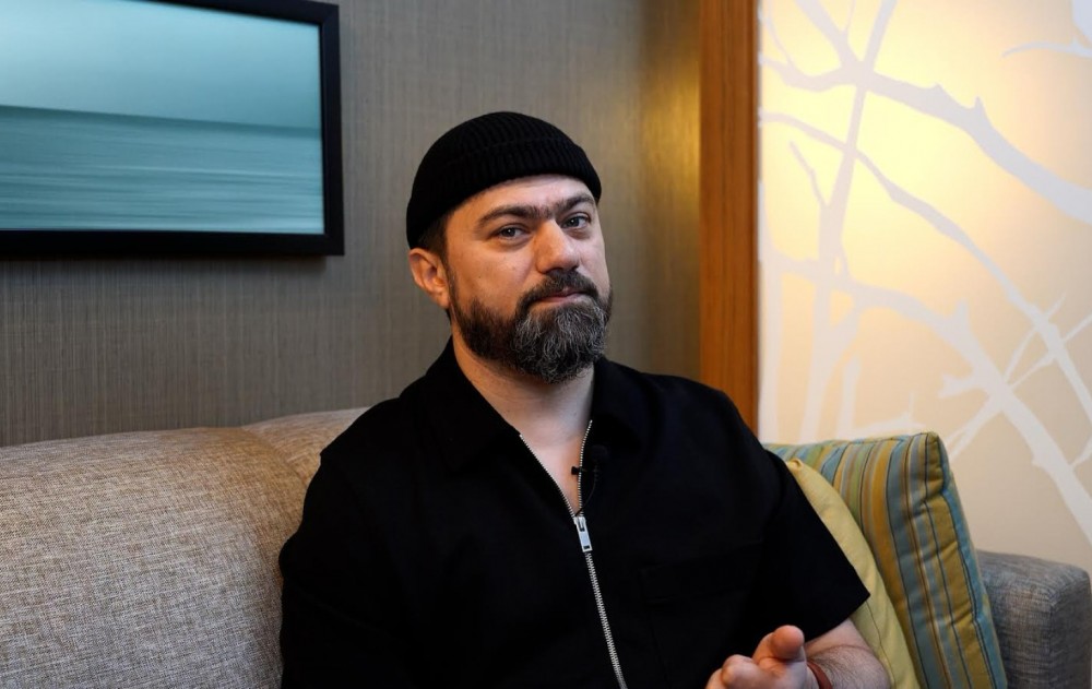 "Mən nəsə yazım, sən də əlində qəlyan otur?"