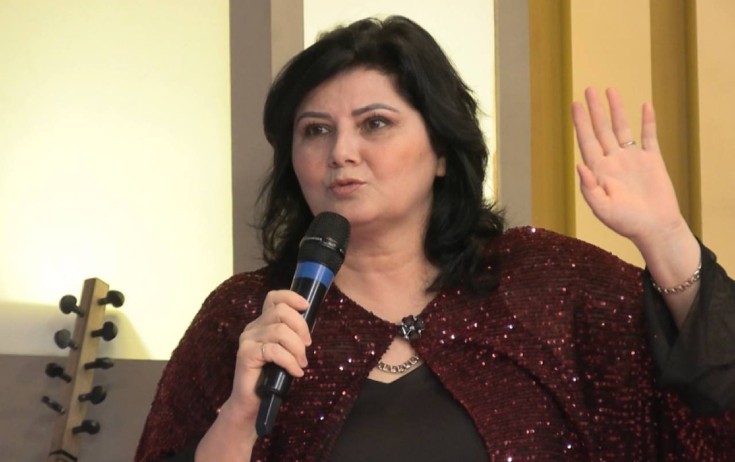 "Əsl qadın kişisinin papağını uca tutandır"