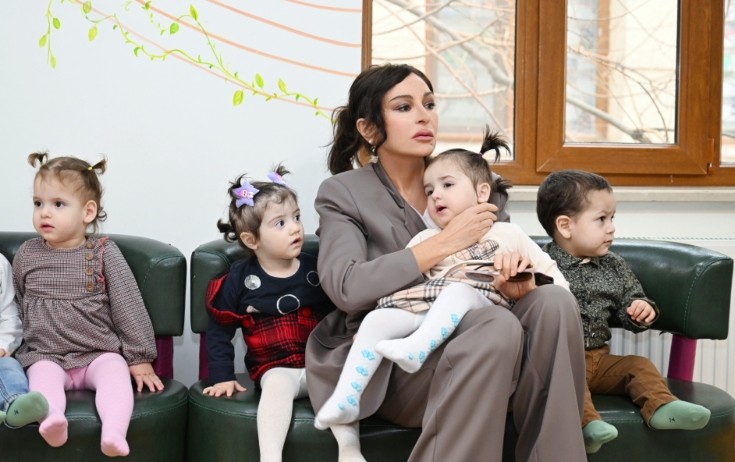 Mehriban Əliyeva qızı ilə körpələr evində - Fotolar