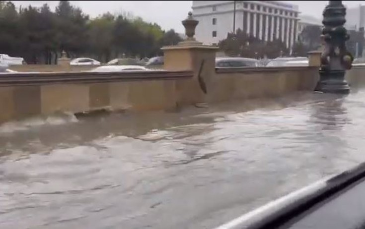 Bağırov körpüsündə hərəkət dayanıb - Video