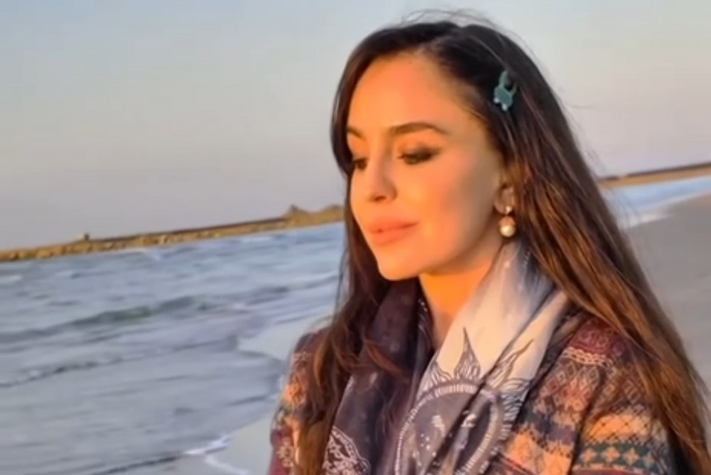 Leyla Əliyeva Xəzərin sahilində - Video