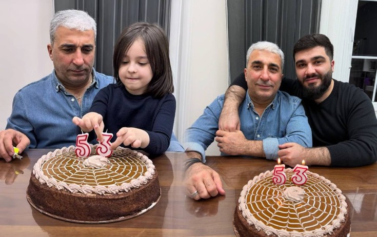 53 yaşını nəvəsi ilə qarşıladı - Video