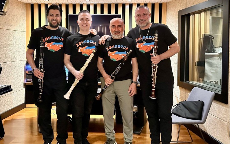 Türkiyəli musiqiçilər "Zəngəzur" yazılı geyimdə - Foto