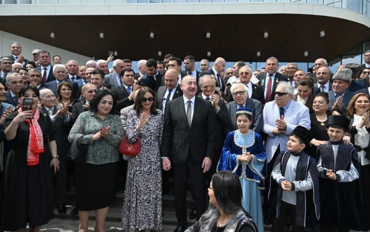 İncəsənət nümayəndələri Prezident və xanımının başına toplaşıb, muğam oxudular - Video