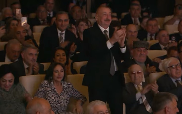 Prezident “Qarabağ şikəstəsi” ifasını ayaq üstə alqışladı - Video
