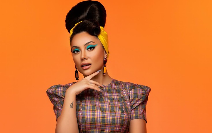 Ayan onları "bazar müğənnisi" adlandırdı