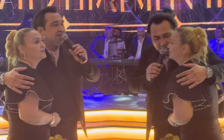 Xanımını qucaqlayıb ona mahnı oxudu - Video