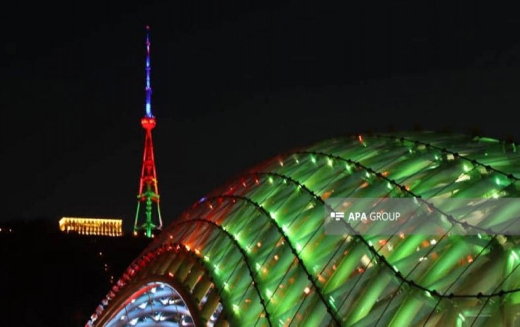 Tbilisi bayrağımızın rənglərinə büründü