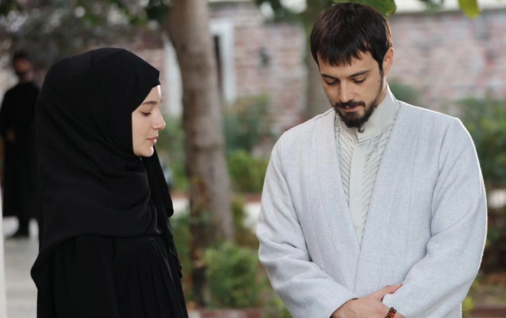 "Kızıl goncalar"ın aktyoru onunla sevgilidir - Fotolar