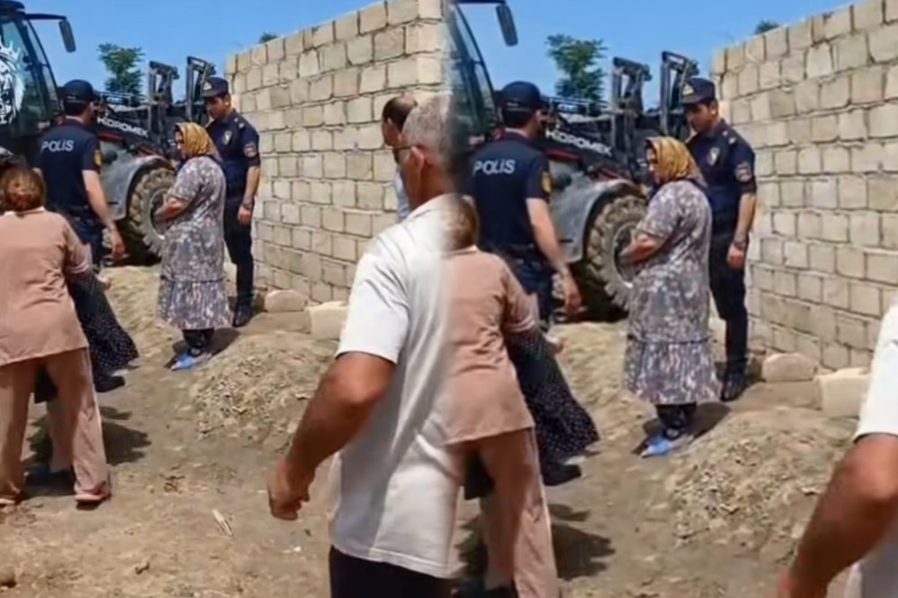 "Kasıb ailənin güclə tikdiyi tövləni sökürlər" - Video