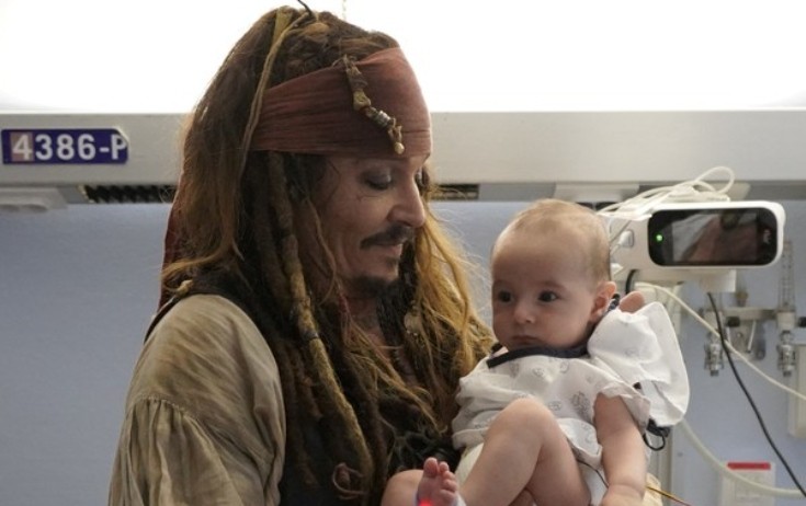 Conni Depp xəstə uşaqları sevindirdi - Fotolar