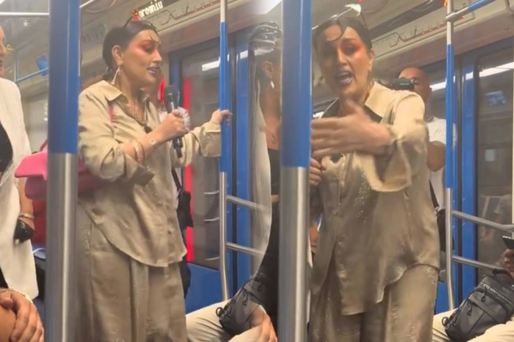 Elza Seyidcahan metroda mahnı oxudu - Video