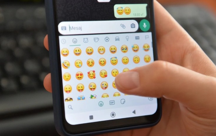 Emojilərin yazışmalarda təsiri