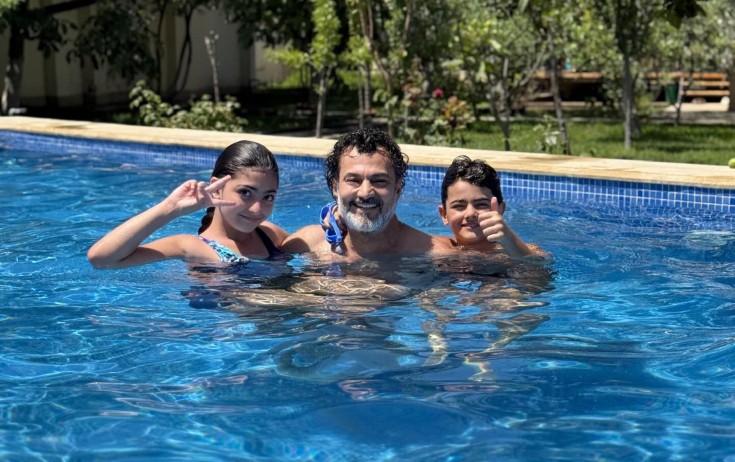 Coşqun Rəhimovun nəvələri ilə hovuz keyfi - Foto