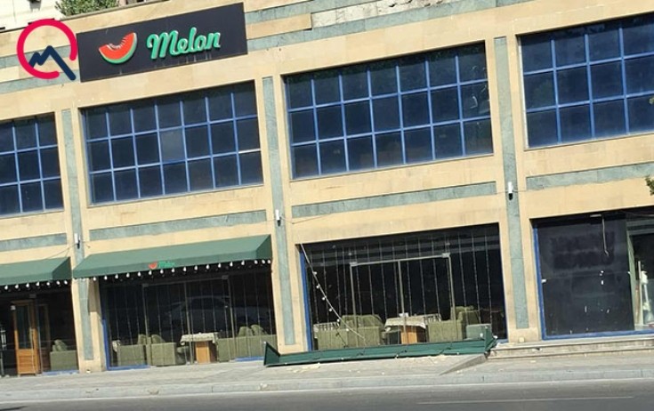 Bakıda restoranın reklam lövhəsi uçdu