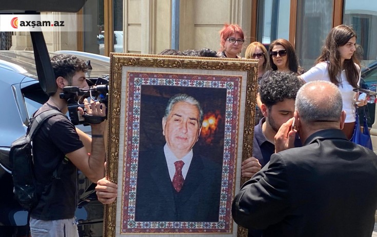 Arif Babayevin nəşi Muğam Mərkəzinə aparılır - Fotolar+Video