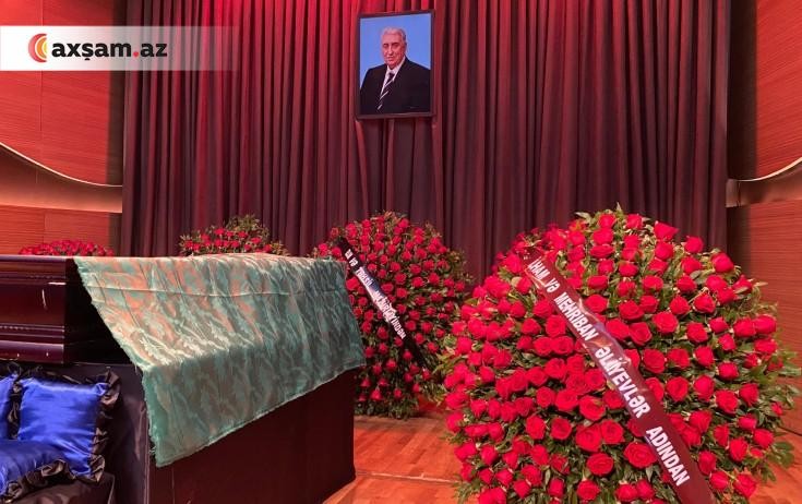 Prezidentlə xanımı vida mərasiminə əklil göndərdi - Fotolar