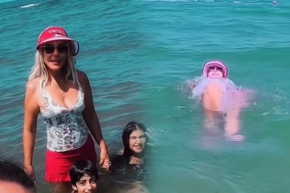 Brilliant Dadaşova paltarla dənizə girdi - Video