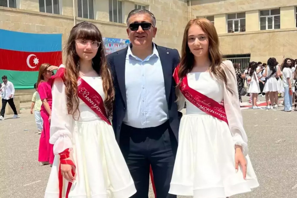 Hər iki qızı tələbə oldu - Foto