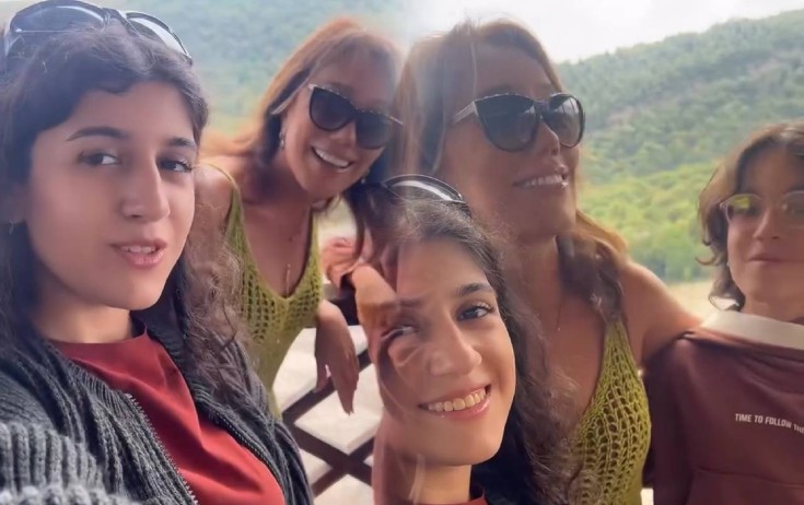 Lalə Məmmədova qızları ilə kamera qarşısında  - Video