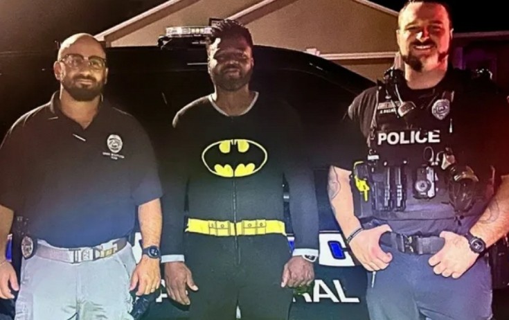 “Betmen” geyimli kişi oğrunu yaxaladı