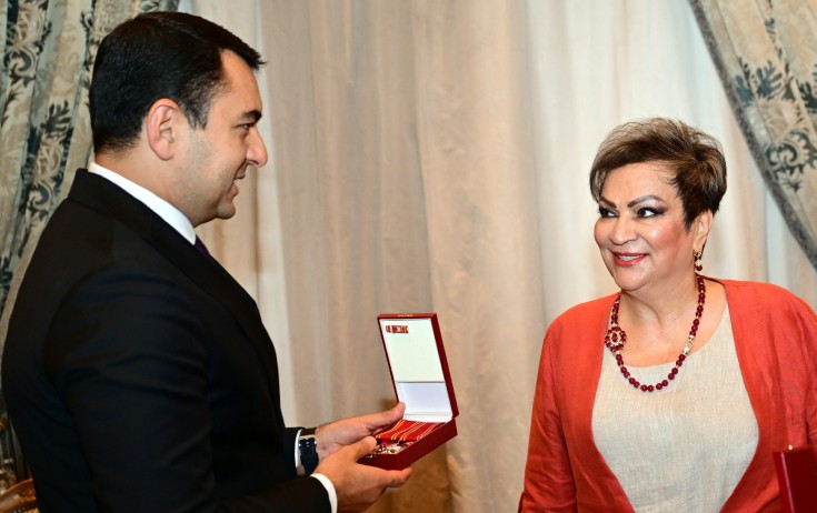 Nazir Afaq Bəşirqızına ordenini təqdim etdi - Fotolar