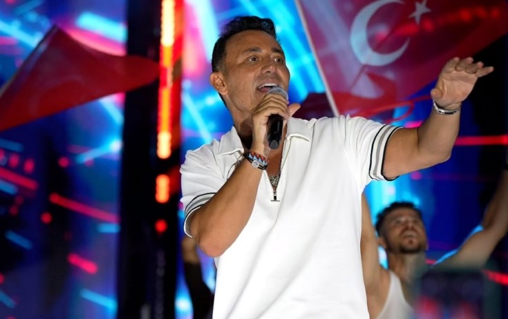 Mustafa Sandal minlərlə adamın önündə onları təhqir etdi