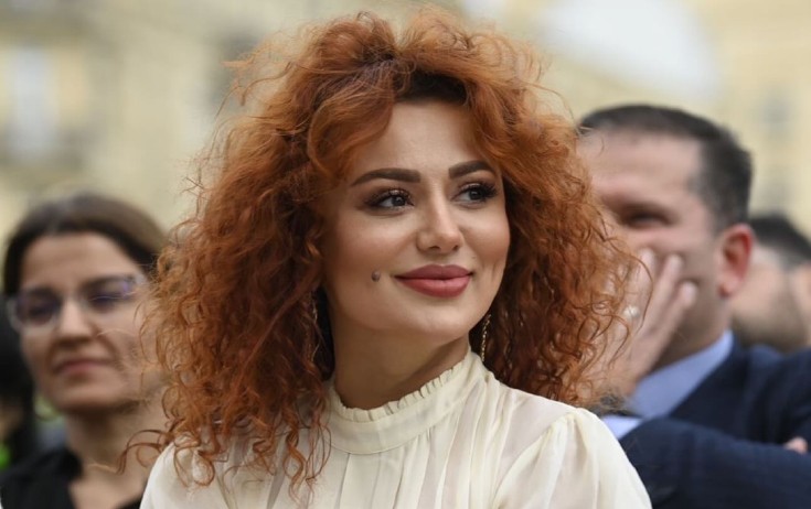 Vəfa Zeynalova qızı ilə arxiv fotosunu paylaşdı