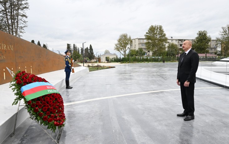 İlham Əliyev şəhidlərin xatirəsini Gəncədə yad etdi - Fotolar