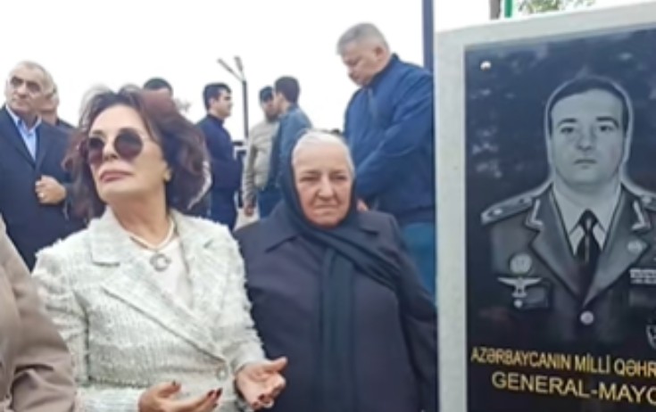 Hülya Koçyiğit şəhid məzarlarını ziyarət etdi - Video
