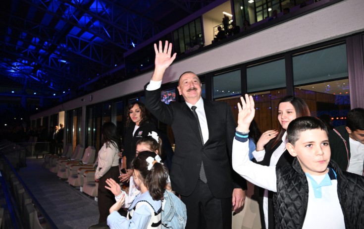 Prezident açılışı ailəsi və Gəncə terrorunda valideynini itirən uşaqlarla izlədi