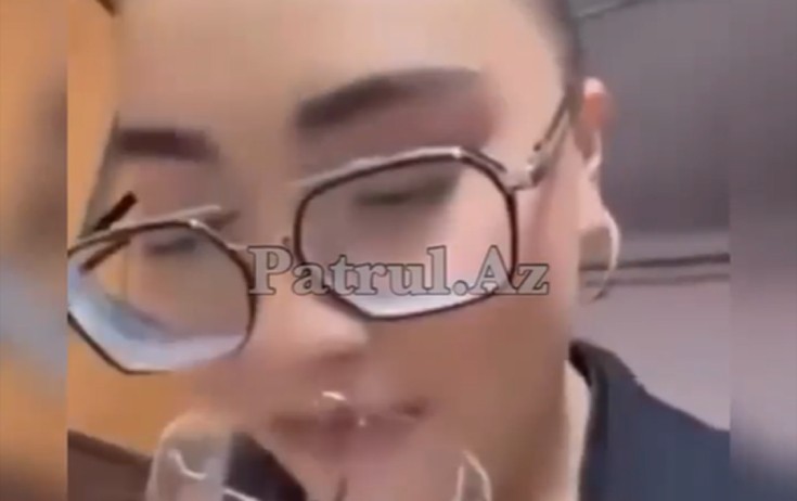 Stəkana tüpürüb müştərilərə çay süzdü