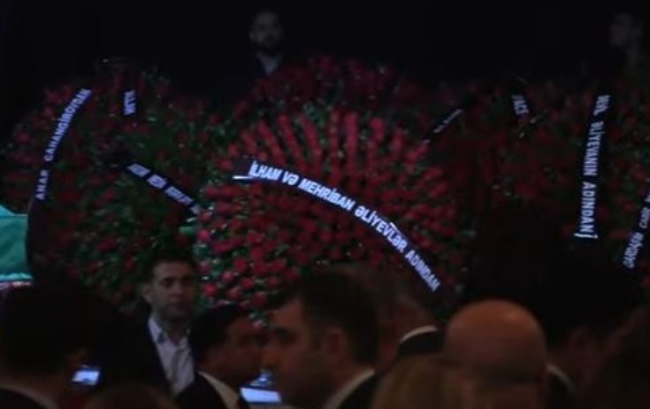 Prezidentlə xanımı vida mərasiminə əklil göndərdi - Fotolar