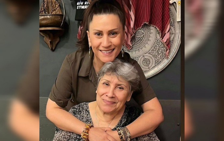 Azərin anası ilə fotosunu yayımladı