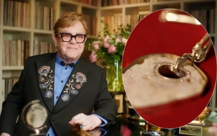 Elton Con diz qapaqlarından zinət əşyası düzəltdirdi - Fotolar