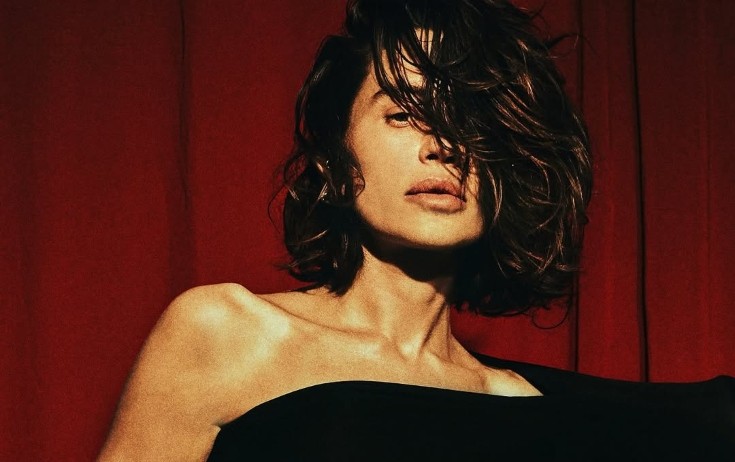 Günay çılpaq fotosunu paylaşdı