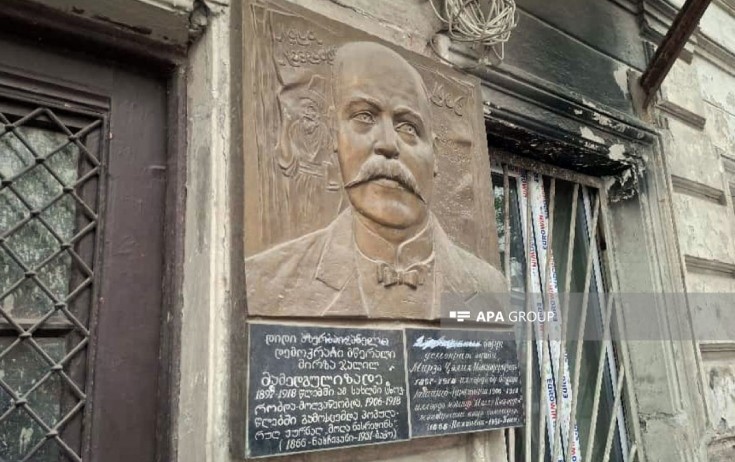 Mirzə Cəlilin Tbilisidəki barelyefində “Azərbaycan” yazısı silinib - Foto
