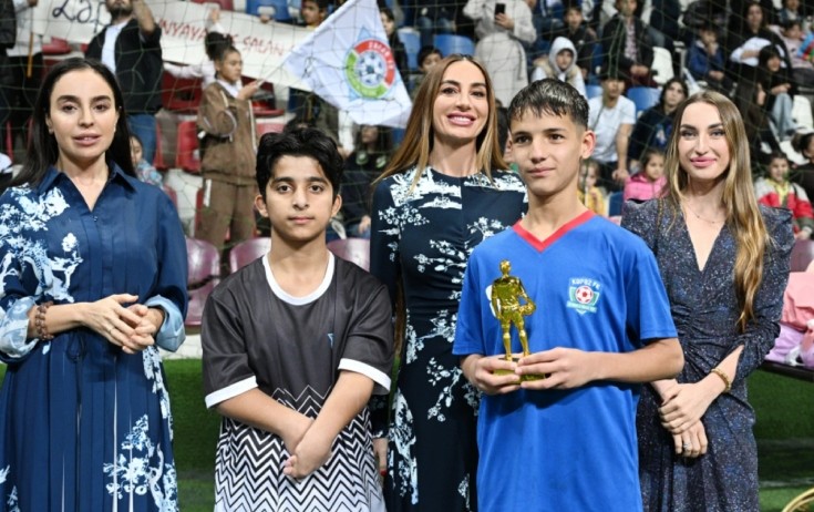 Prezidentin qızları və gəlini minifutbol turnirində - Fotolar