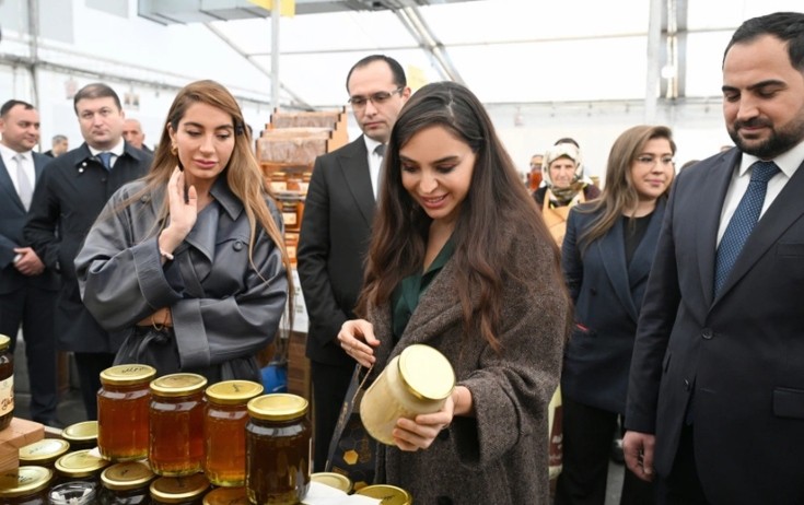 Leyla və Arzu Əliyevalar yarmarkada - Fotolar