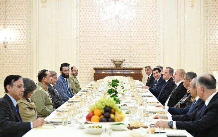Prezident Şahbaz Şəriflə nahar süfrəsində - Foto