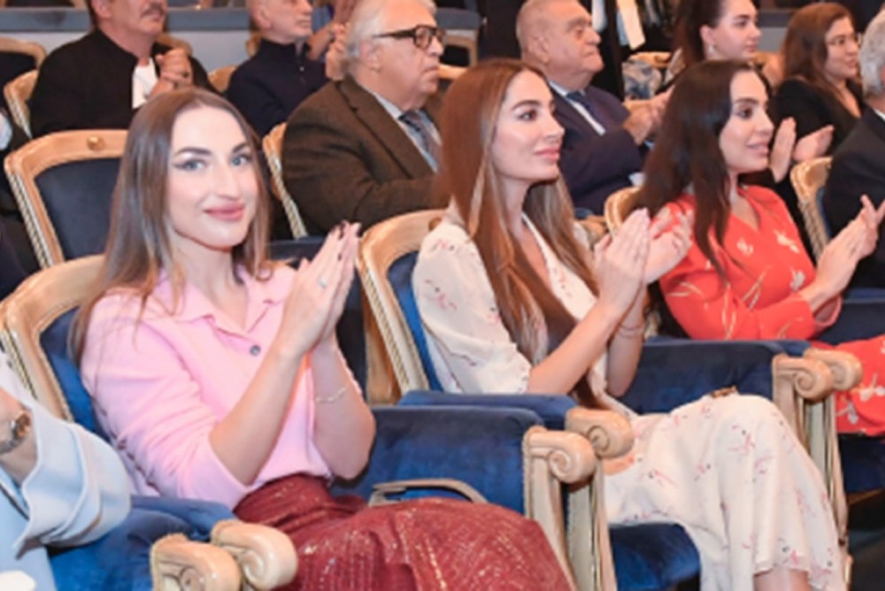 Prezidentin ailəsi teatrda - Fotolar