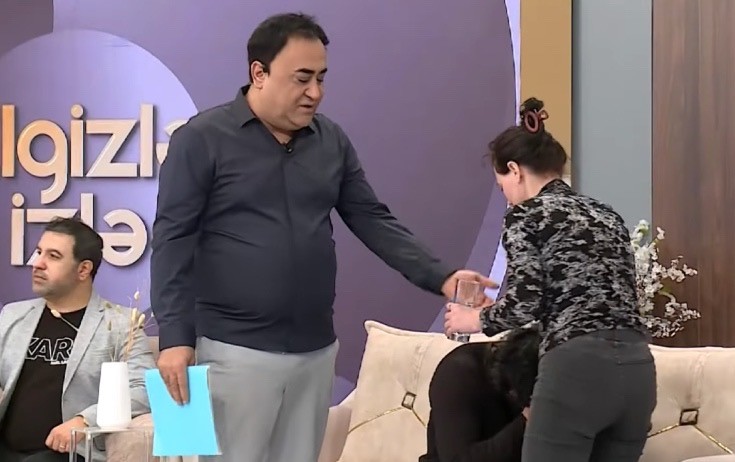 Elgizdən efirdə halı pisləşən şəxsə fərqli reaksiya - Video
