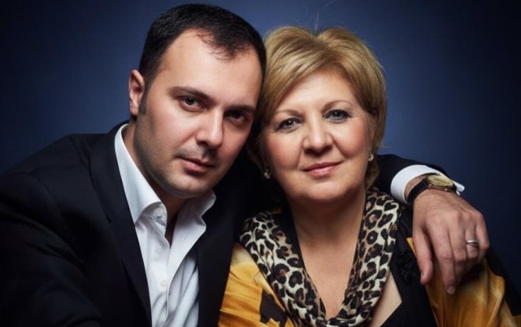 Əməkdar artist vəfat edən anası ilə fotosunu yayımladı